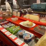 ...con all�interno scamorza e ricotta di noci, giuncata, burratine, provolone, stracciatella e Philadelphia
